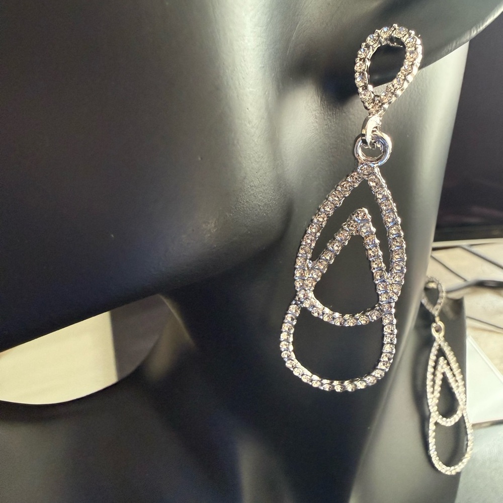 (NEW) Elegant Silver Teardrop Earrings